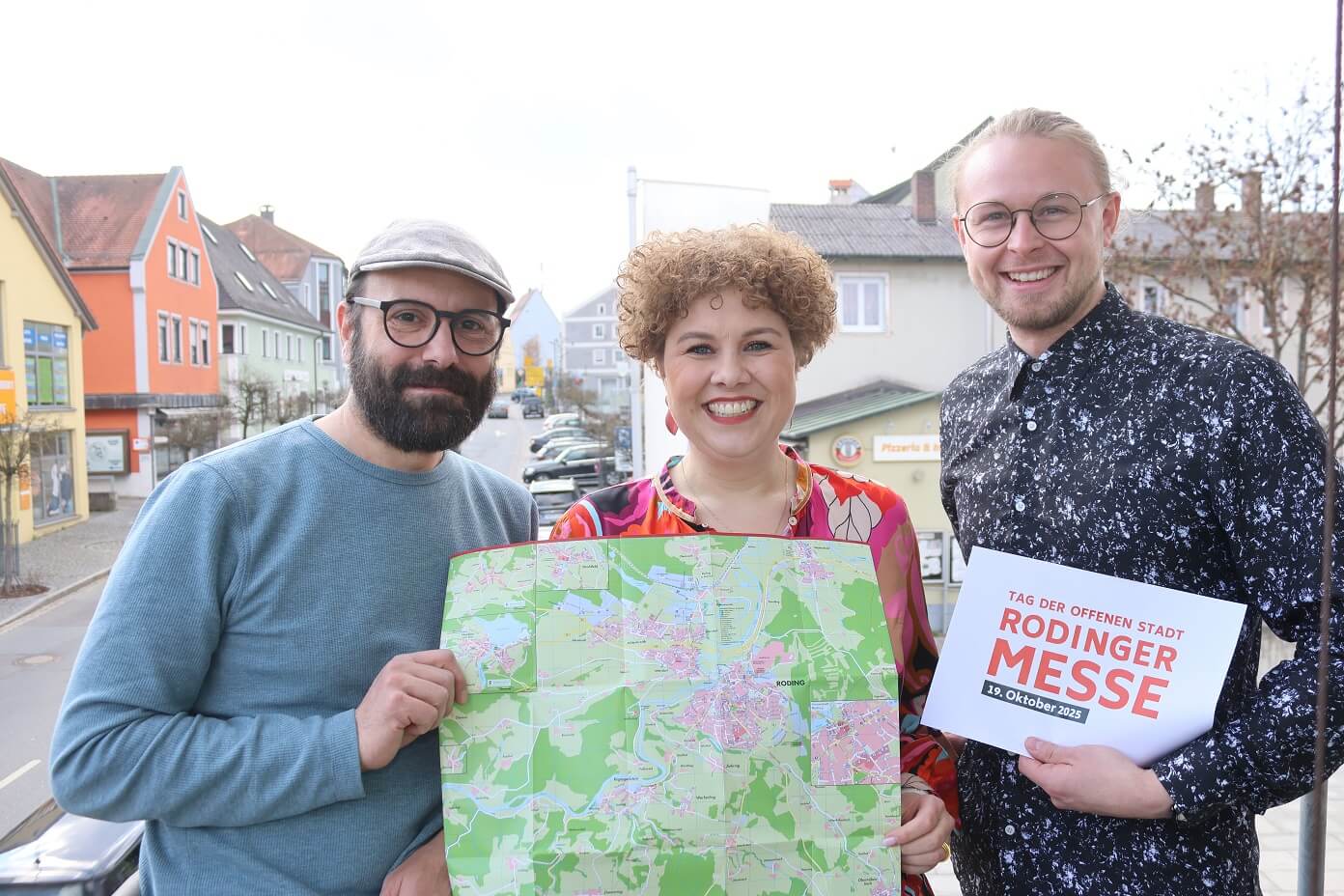 Drei Personen halten den Stadtplan von Roding